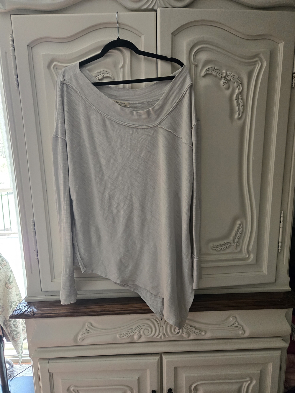We The Free Light Gray Asymmetrical Hem Long Sleeve Top